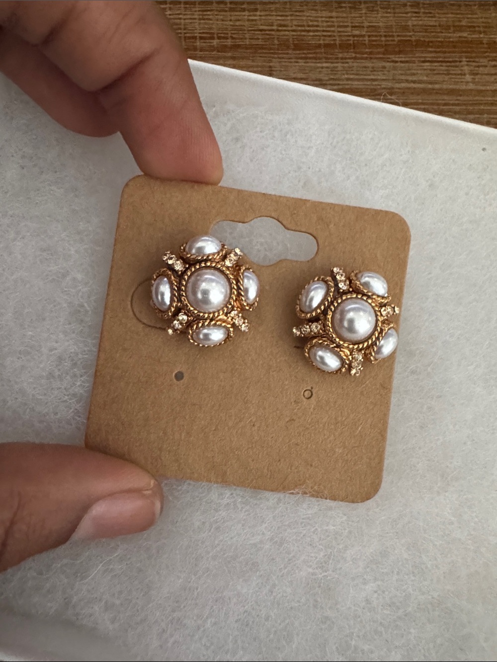 NWOT OSCAR DE LA RENTA Classic Button Stud Earrings Gold Pearl Crystal